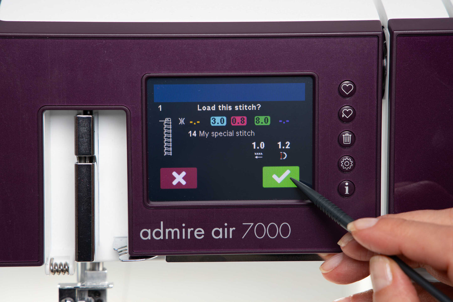 PFAFF admire air 7000 Coverlock Machine