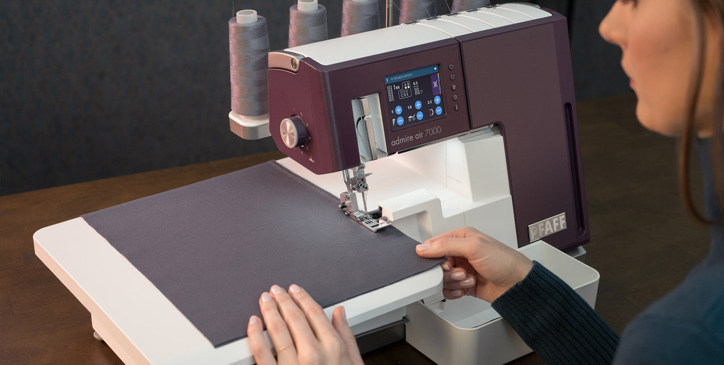 PFAFF admire air 7000 Coverlock Machine